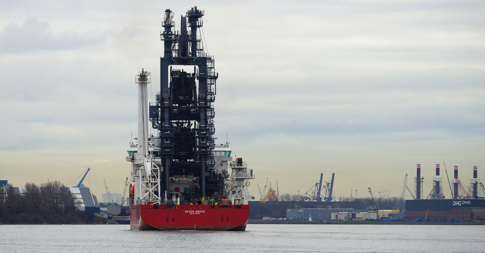 Seven Waves pipelay vessel on the Nieuwe Maas, seen from astern